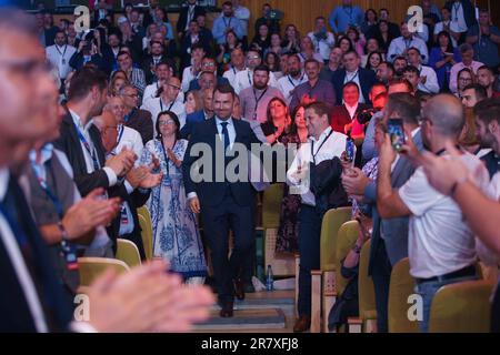 Bukarest, Rumänien. 17. Juni 2023: Catalin Drula, der Präsident VON USR, wird von Delegierten auf dem Kongress der Partei der Retten-Rumänien-Union (USR) begrüßt. Kredit: Lucian Alecu/Alamy Live News Stockfoto