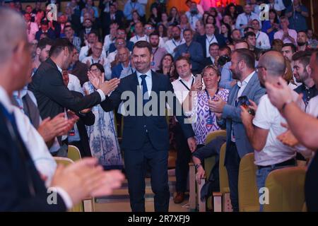 Bukarest, Rumänien. 17. Juni 2023: Catalin Drula, der Präsident VON USR, wird von Delegierten auf dem Kongress der Partei der Retten-Rumänien-Union (USR) begrüßt. Kredit: Lucian Alecu/Alamy Live News Stockfoto