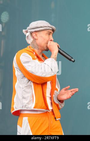 Costadinos Contostavlos, bekannt als Bühnenname Dappy, live auf der Bühne mit dem englischen Londoner Hip-Hop-Trio N-Dubz, bestehend aus Cousins Dappy, Tulisa und Frazer, auf dem Isle of Wight Festival Costadinos Contostavlos bekannt als Bühnenname Dappy, ist ein englischer Rapper, Sänger, Songwriter, Plattenproduzent und Schauspieler. Tula Paulinea „Tulisa“ Contostavlos ist eine englische Sängerin, Fernsehpersönlichkeit und Schauspielerin. Richard Rawson, bekannt unter seinem Künstlernamen Fazer, ist britischer Rapper, Sänger, Songwriter, Plattenproduzent und DJ. Die drei Cousins sind bekannt als N-Dubz (Foto von Dawn Fletcher-Park / Stockfoto