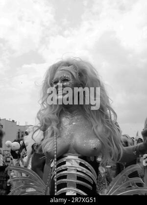 NEW YORK, NY - Juni 17: Die Parade zum Meerjungfrauentag 2023 beginnt mit festlichen Kostümen, die vom Ozean inspiriert sind, und es sind viele Besucher anwesend, darunter die New York City Commissioner of Cultural Affairs, Laurie Cumbo, die Meerjungfrauenkönigin. Teilnehmer und Teilnehmer genossen am 17. Juni 2023 einen wunderschönen Tag in der Coney Island-Gegend von Brooklyn. Chris Moore/MediaPunch Stockfoto
