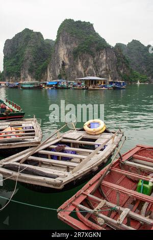 Blick auf die Inseln des Kalksteinturms und das faszinierende smaragdgrüne Wasser, das sie umgibt, vom Cua Van schwimmenden Fischerdorf. Ha Long Bay Stockfoto