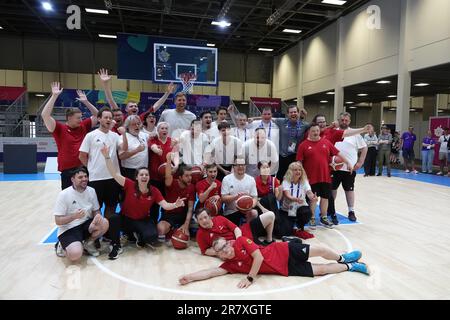 Berlin, Deutschland. 17. Juni 2023. Der deutsche ehemalige NBA-Star Dirk Nowitzki (5. l, oben) posiert mit den Basketballspielern, die sich auf die Special Olympics World Games Berlin 2023 vorbereiten, am 17. Juni 2023 in Berlin. Kredit: Liu Yang/Xinhua/Alamy Live News Stockfoto