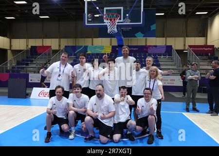 Berlin, Deutschland. 17. Juni 2023. Der deutsche ehemalige NBA-Star Dirk Nowitzki (4. R, oben) posiert mit den Basketballspielern, die sich auf die Special Olympics World Games Berlin 2023 vorbereiten, am 17. Juni 2023 in Berlin. Kredit: Liu Yang/Xinhua/Alamy Live News Stockfoto