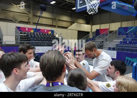 Berlin, Deutschland. 17. Juni 2023. Der deutsche ehemalige NBA-Star Dirk Nowitzki (3. R) interagiert mit den Basketballspielern, die sich auf die Special Olympics World Games Berlin 2023 am 17. Juni 2023 in Berlin vorbereiten. Kredit: Liu Yang/Xinhua/Alamy Live News Stockfoto