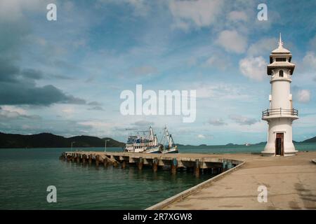 Leuchtturm und Fischerboote in Ban Bang Bao, Koh Chang Island, Provinz Trat, Thailand Stockfoto