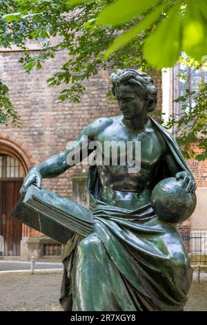 Bronzeskulptur „Allegory of Science“ von Albert Wolff zwischen 1860 und 1871 vor der Nikolaikirche in Nikolaiviert Stockfoto