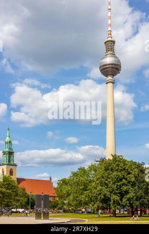 Berlin, Deutschland - 29. Mai 2023: Nikolaikirche mit dem berühmten Fernsehturm in Berlin Stockfoto