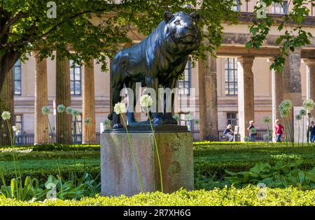 Berlin, Deutschland - 30. Mai 2023: Wunderschöne Skulptur in der Nähe des Alten Museums in Berlin Stockfoto