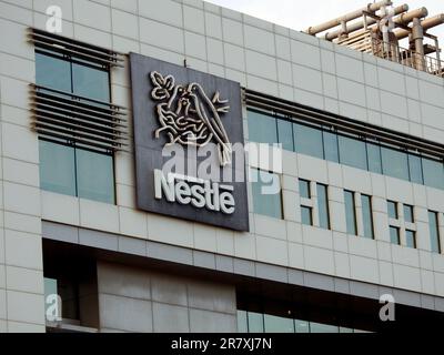 Kairo, Ägypten, Juni 4 2023: Nestlé S.A. Nestle, ein Schweizer multinationaler Konglomerat der Lebensmittel- und Getränkebranche mit Hauptsitz in Vevey, Vaud, Stockfoto