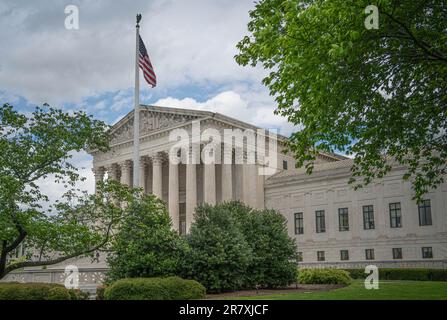 Das Supreme Court Building in Washington D.C. während der Frühlingssaison. Das Gebäude wurde 1935 fertiggestellt und dient als Sitz des Obersten Gerichtshofs der Stockfoto