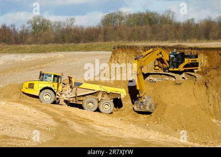 Yelloow Truck und Digger arbeiten in meinem Stockfoto