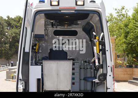 Kairo, Ägypten, Juni 17 2023: Voll medizinisch ausgerüstetes Mercedes Benz Ambulanzfahrzeug mit Ventilator, Sauerstoffflasche, Notfallset, Medikamente, Mon Stockfoto