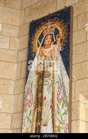 Das Mosaik „Virgen de Copacabana, Patrona de Bolivien“ ist in der Verkündigungsbasilika in Nazareth, Israel, ausgestellt. Stockfoto