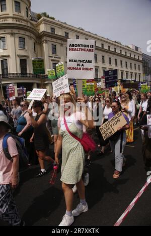 London, Großbritannien. 17/Juni/2023 Marchers protestieren gegen die Verhaftung einer Frau wegen der Einnahme einer Abtreibungspille. Hunderte von Menschen nehmen an einem marsch im Zentrum Londons gegen die Verhaftung von Carla Foster Teil, weil sie Abtreibungspillen zur Beendigung einer ungewollten Schwangerschaft erhalten haben. Der marsch wurde vom britischen Schwangerschaftsberatungsdienst, der Frauen-Gleichstellungspartei und der Fawcett Society organisiert. Kredit: Roland Ravenhill/Alamy Stockfoto