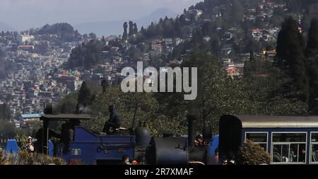 Darjeeling, Westbengalen, Indien - 15. März 2022: Zum UNESCO-Weltkulturerbe gehörender Spielzeugzug der Darjeeling Himalayan Railway und Darjeeling Hill Station Stockfoto