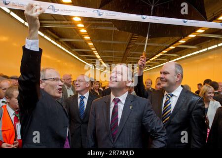 Der Bürgermeister von Auckland, Len Brown, Left, hält das Band für Premierminister John Key und Verkehrsminister Steven Joyce Stockfoto