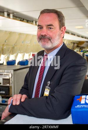 Michael Sinnett, Vice President und Chief Project Engineer von Boeing, unter den Testgeräten des ersten Testflugzeugs der Boeing 787 Dreamliner Stockfoto