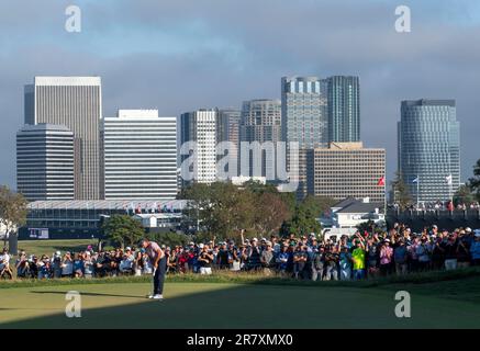 Los Angeles, Usa. 17. Juni 2023. Rickie Fowler legt in der dritten Runde der US-2023-Runde für Birdie auf das 12.-Loch Geöffnet im Los Angeles Country Club in Los Angeles am Samstag, den 17. Juni 2023. Foto: Mike Goulding/UPI Credit: UPI/Alamy Live News Stockfoto