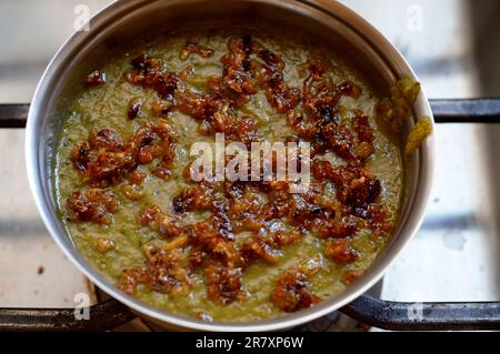 Bissara- oder Bissouro-Gericht, d. h. gekochte Bohnen in alter ägyptischer Sprache, oder Bessara, Besarah und Tamarakt, Split Fava-Bohnen, Zwiebeln, Knoblauch, fr Stockfoto