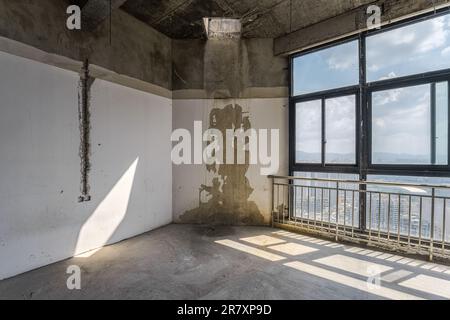 Sonniges Sonnenlicht in einem neu gebauten Haus. Stockfoto