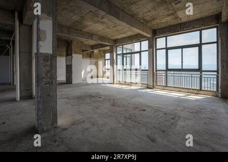 Sonniges Sonnenlicht in einem neu gebauten Haus. Stockfoto