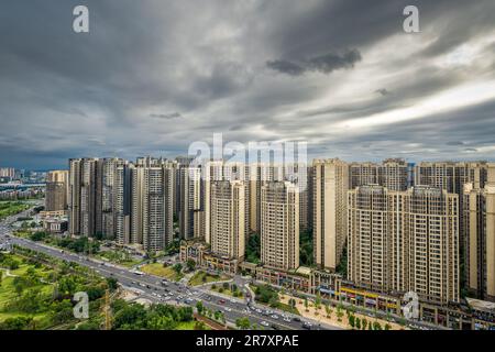 Wohngebäude in Chengdu bei Sonnenuntergang und Dämmerung. Stockfoto