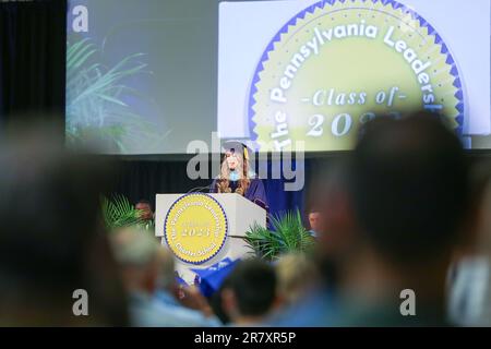 Wayne, Usa. 17. Juni 2023. Courtney Kofeldt Grove, Director of Online Learning an der Pennsylvania Leadership Charter School (PALCS), spricht während der PALCS-Abschlusszeremonie an der Cabrini University in Radnor, PA, am Samstag, den 17. Juni 2023. (Foto: Paul Weaver/Sipa USA) Guthaben: SIPA USA/Alamy Live News Stockfoto