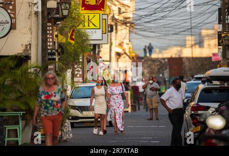 Galle, Sri Lanka - 02 03 2022: Touristen auf den Straßen des Festes Galle abends. Stockfoto