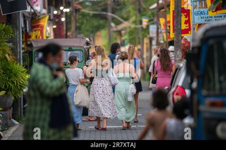 Galle, Sri Lanka - 02 03 2022 Uhr: Touristen auf den geschäftigen Straßen des Festes Galle am Abend. Stockfoto