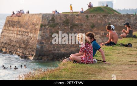 Galle, Sri Lanka - 02 03 2022 Uhr: Kaukasische Touristen, die sich abends auf der Festung Galle entspannen. Genießen Sie die malerische Aussicht. Stockfoto