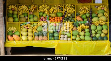 Verschiedene tropische Früchte sind auf dem Stand ausgestellt. Stockfoto