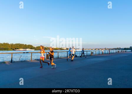 Bordeaux, Frankreich, Leute joggen am Fluss Garonne, Quai Stockfoto