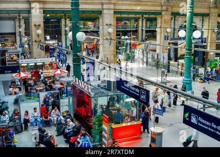 Paris, Frankreich, große Menschenmenge, Passagiere warten im französischen Bahnhof, Gare du Nord, High Angle, SNCF Stockfoto