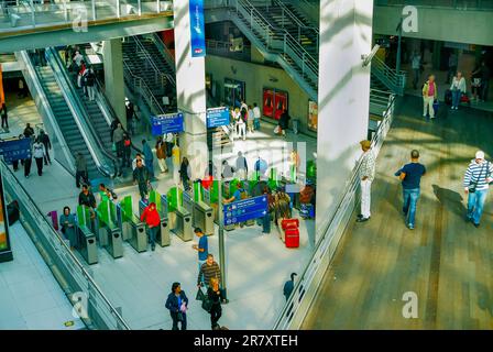 Paris, Frankreich, viele Passagiere warten im französischen Bahnhof, Gare du Nord, High Angle Stockfoto