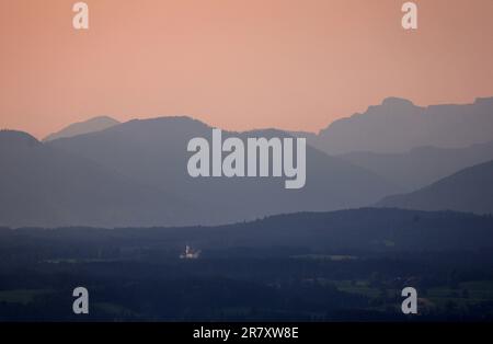 Steingaden, Deutschland. 18. Juni 2023. Bei Sonnenaufgang steht die Wieskirche vor dem Alpenpanorama. Kredit: Karl-Josef Hildenbrand/dpa/Alamy Live News Stockfoto
