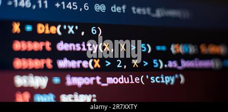 Arbeitszeit Bei Der Softwareprogrammierung. Code-Text vollständig geschrieben und erstellt Stockfoto