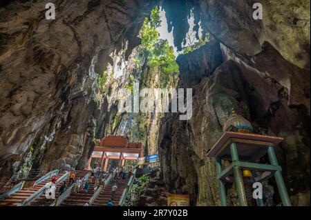 Batu-Höhlen, Malaysia - 22. Februar 2023: Batu-Höhlen. Berühmte und berühmte Kalksteine mit Regenbogengemälden in den Batu-Höhlen. Die Höhle ist der Mittelpunkt von Hindu fe Stockfoto