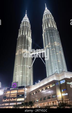 Kuala Lumpur, Malaysia - 22. Februar 2023: Nachtsicht auf Petronas Twin Tower KLCC attraktivster Ort in Malaysia. Nachthimmel mit höchsten Gebäuden. Stockfoto