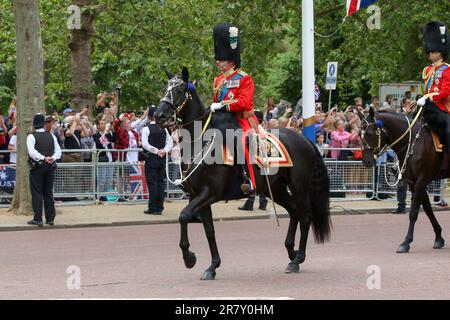 London, Großbritannien. 18. Juni 2023. König Karl III. Reitet während der Trooping the Colour Parade auf einem Pferd die Mall hinunter, um ihn an seinem offiziellen Geburtstag in London, Großbritannien, am 17. Juni 2023 zu ehren. Kredit: Xinhua/Alamy Live News Stockfoto