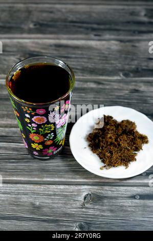 Gemahlene und geschälte Lakritze, Lakritze Glycyrrhiza glabra, eine blühende Pflanze der Bohnenfamilie Fabaceae, Ein beliebtes Getränk im Ramadan-Monat Erksos Erqs Stockfoto