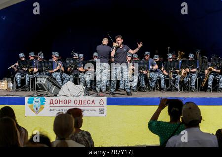 Olexander Filippov (Sänger) und Künstler des Centers of Military Musical Arts of the Naval Forces of Ukraine der Streitkräfte der Ukraine treten vor einem Publikum im Central Park of Culture and Recreation auf, der nach Taras Schewtschenko benannt ist. Das Konzert zum Weltspendetag fand im Central Park of Culture and Recreation statt, benannt nach Taras Schewtschenko. Der Weltblutspendertag ist ein internationaler Tag, der im Mai 2005 während der 58. Weltgesundheitsversammlung in Genf eingerichtet wurde. Findet jährlich am 14. Juni statt. Stockfoto