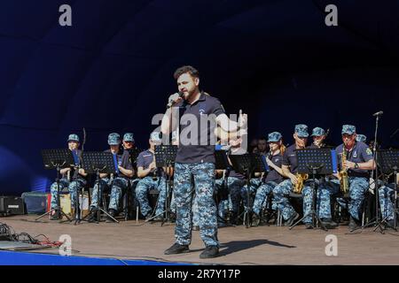 Odessa, Ukraine. 17. Juni 2023. Olexander Filippov (Sänger) und Künstler des Centers of Military Musical Arts of the Naval Forces of Ukraine der Streitkräfte der Ukraine treten im Central Park of Culture and Recreation auf, benannt nach Taras Schewtschenko. Das Konzert zum Weltspendetag fand im Central Park of Culture and Recreation statt, benannt nach Taras Schewtschenko. Der Weltblutspendertag ist ein internationaler Tag, der im Mai 2005 während der 58. Weltgesundheitsversammlung in Genf eingerichtet wurde. Findet jährlich am 14. Juni statt. Kredit: SOPA Images Limited/Alamy Live News Stockfoto