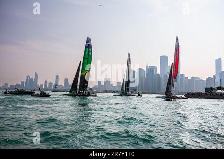 Chicago, USA. 17. Juni 2023. Segel-GP-Boote fahren am 17. Juni 2023 während der Sail-GP-Saison 4 auf dem Lake Michigan in Chicago, USA, zurück zum Hafen. Kredit: Vincent Johnson/Xinhua/Alamy Live News Stockfoto