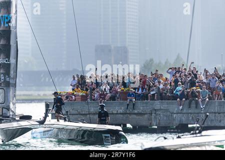 Chicago, USA. 17. Juni 2023. Zuschauer sehen das Spiel am Ufer während der Sail GP Season 4 am Lake Michigan in Chicago, USA, am 17. Juni 2023. Kredit: Vincent Johnson/Xinhua/Alamy Live News Stockfoto