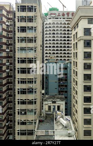 Hochhaus-Apartmentgebäude und Dachwäscherei, Wanchai, Hongkong, China Stockfoto