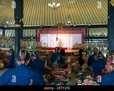 Yogyakarta, Indonesien - 1. Juni 2023: Wayang kulit- oder Schattenpuppen-Show im Yogyakarta-Palast, Indonesien Stockfoto