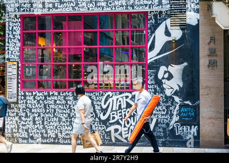 Graffiti-Fassade im TMK Rap & Rolls Restaurant, Moon Street, Wan Chai, Hongkong, SAR, China Stockfoto