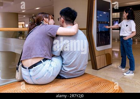 Ein junges chinesisches Paar im Pacific Place Einkaufszentrum, Admiralty, Hongkong, SAR, China Stockfoto