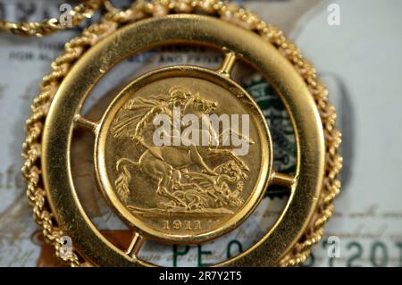Schmuck auf Bargeld-Banknote in US-Dollar, britische Goldmünzen Formen Goldmünzen mit George und Drachen, Gold PR Stockfoto