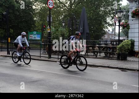 London, Großbritannien. 18. Juni 2023. Die jährliche Charity-Fahrradtour von London nach Brighton führt kurz nach dem Start am Wandsworth Common vorbei. Kredit: JOHNNY ARMSTEAD/Alamy Live News Stockfoto